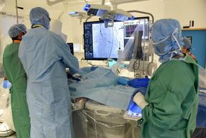 Implantation de valve aortique par voie percutanée (TAVI) : les Hôpitaux Universitaires de Marseille centre de référence et centre de recherche