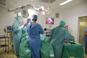 Chirurgien au bloc opératoire