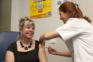 Femme recevant un vaccin